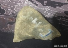 翡翠原石灰褐色皮壳是什么	(翡翠原石灰褐色皮壳是什么意思)