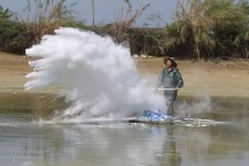 每亩鱼池放多少生石灰	(每亩鱼池放多少生石灰粉合适)