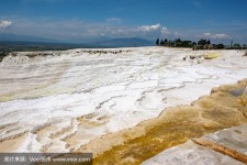 池塘石灰用多少度的水泡	(池塘用石灰消毒过后水要放出去吗)